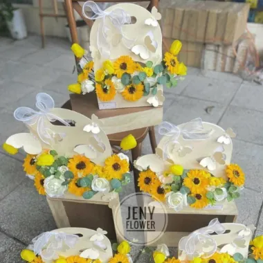 Giỏ Hoa Bướm Hoa Sáp – Món Quà Vĩnh Cửu Lan Tỏa Yêu Thương Từ Trái Tim