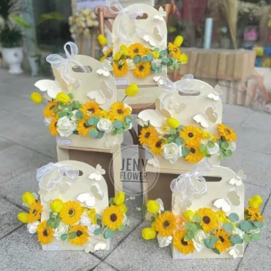 Giỏ Hoa Bướm Hoa Sáp – Món Quà Vĩnh Cửu Lan Tỏa Yêu Thương Từ Trái Tim