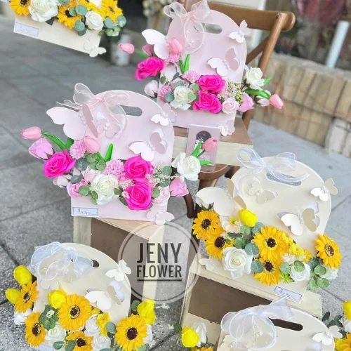 Giỏ Hoa Bướm Hoa Sáp – Món Quà Vĩnh Cửu Lan Tỏa Yêu Thương Từ Trái Tim